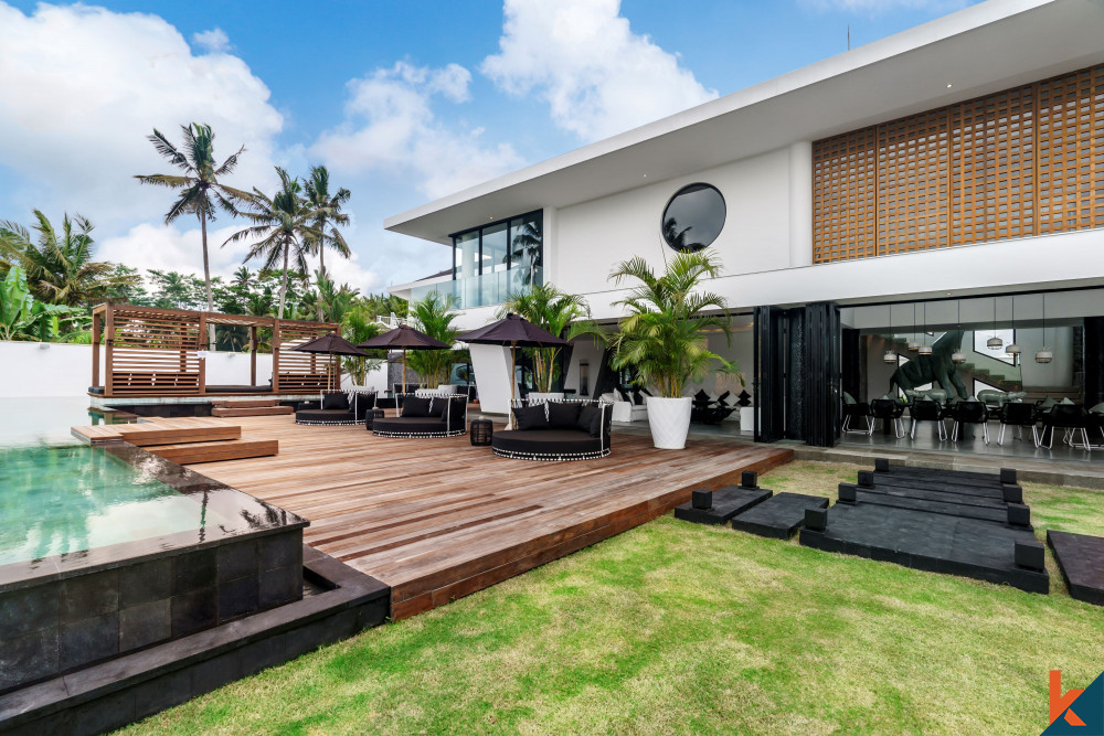 Magnificent Massive Six Bedrooms Villa