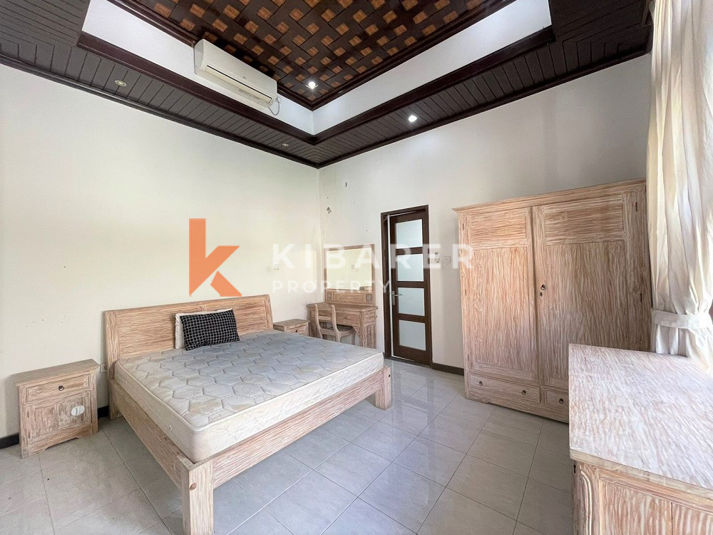 Villa confortable de deux chambres située dans le quartier calme de Kerobokan (contrat minimum de 2 ans)
