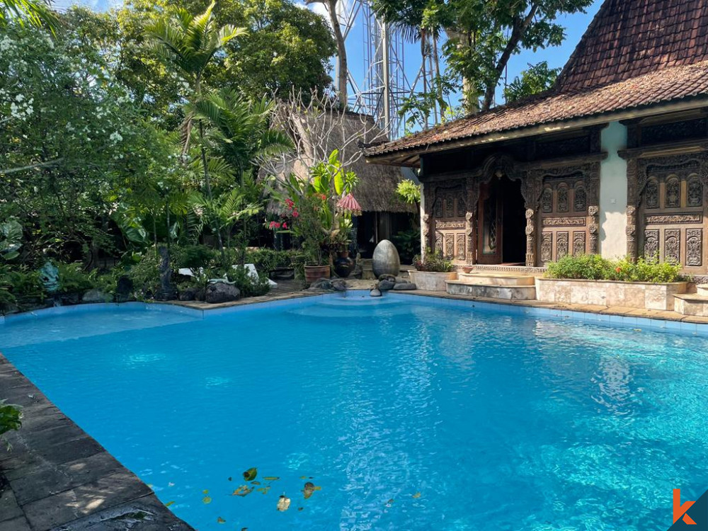 "Villa Joglo Jawa Unik di Seminyak