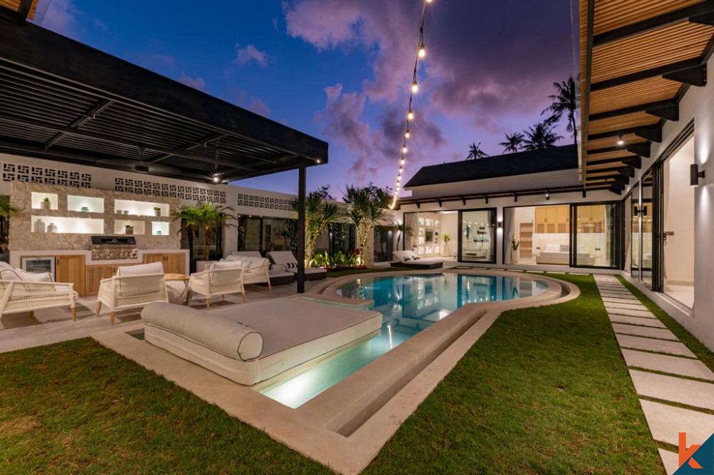 Nouvelle villa de quatre chambres à coucher située en bord de plage à Pererenan