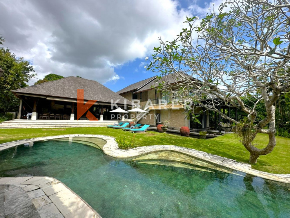 Villa de Luxe de Cinq Chambres Située au Coeur de Pererenan