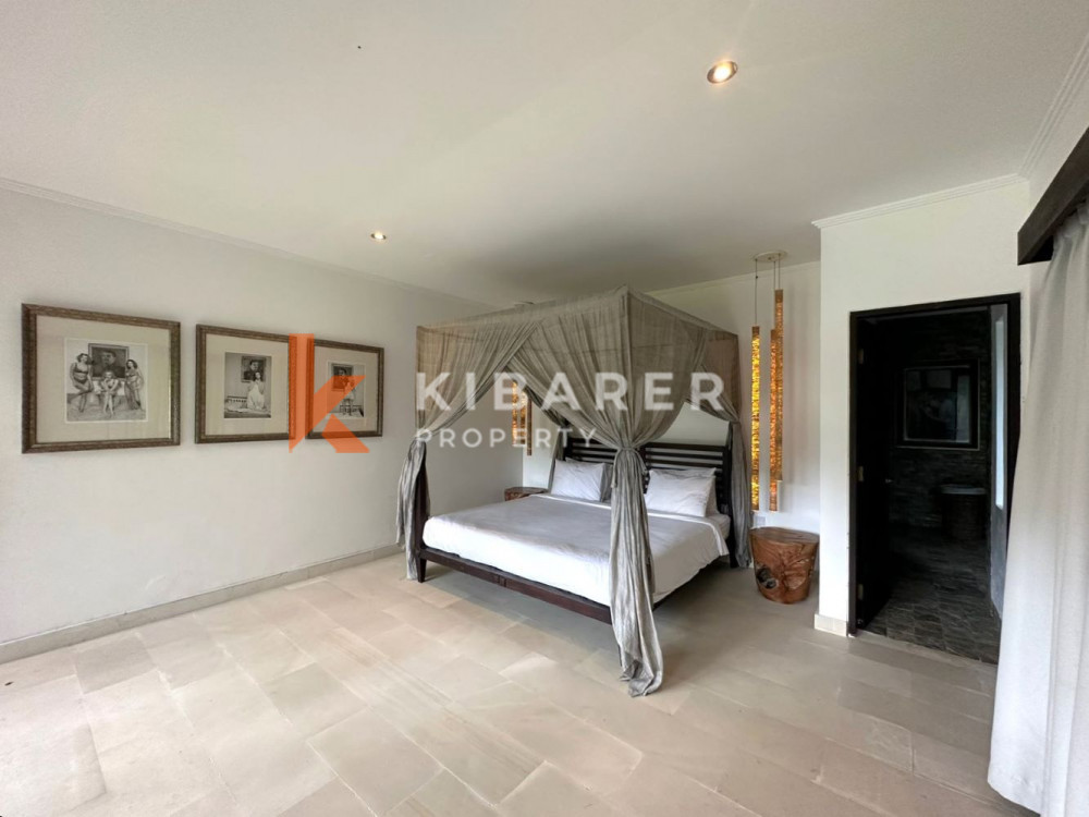 Villa de Luxe de Cinq Chambres Située au Coeur de Pererenan