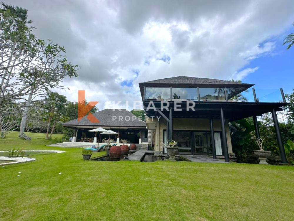 Villa de Luxe de Cinq Chambres Située au Coeur de Pererenan