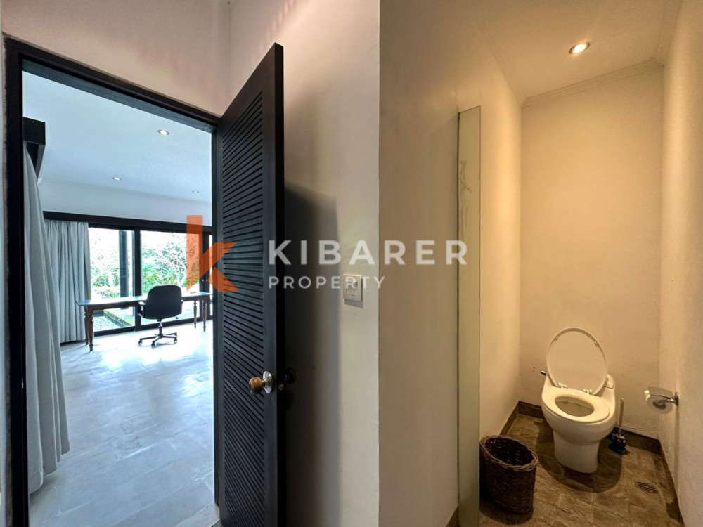 Villa de Luxe de Cinq Chambres Située au Coeur de Pererenan