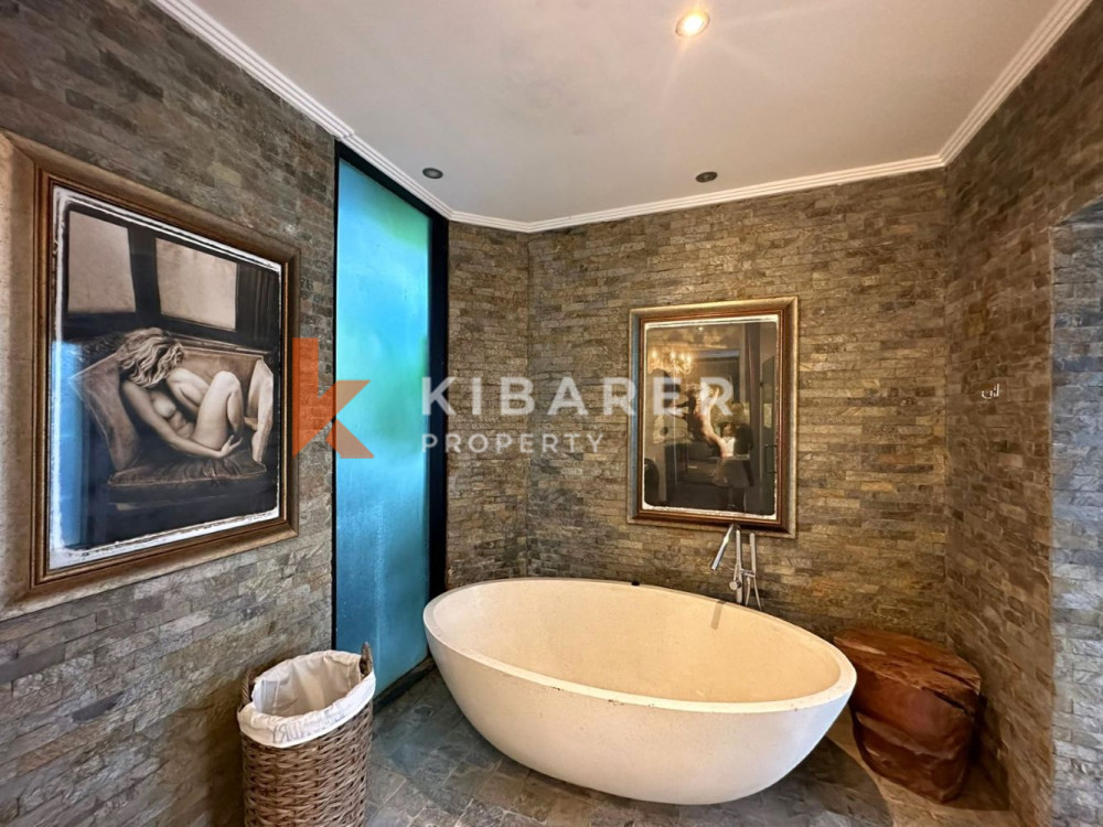 Villa de Luxe de Cinq Chambres Située au Coeur de Pererenan