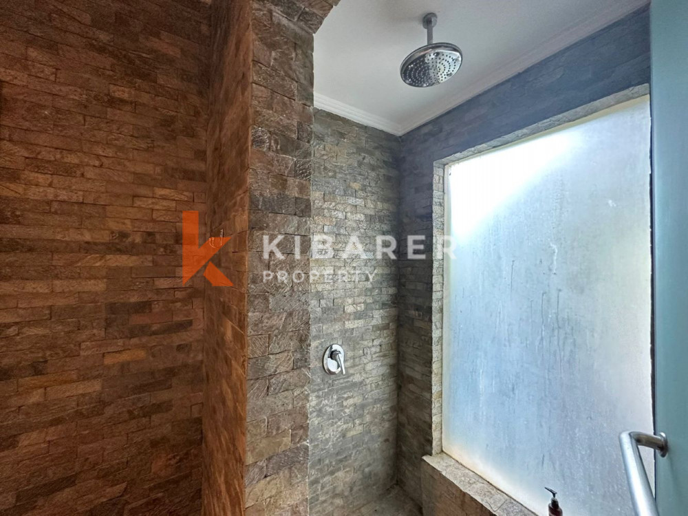 Villa de Luxe de Cinq Chambres Située au Coeur de Pererenan