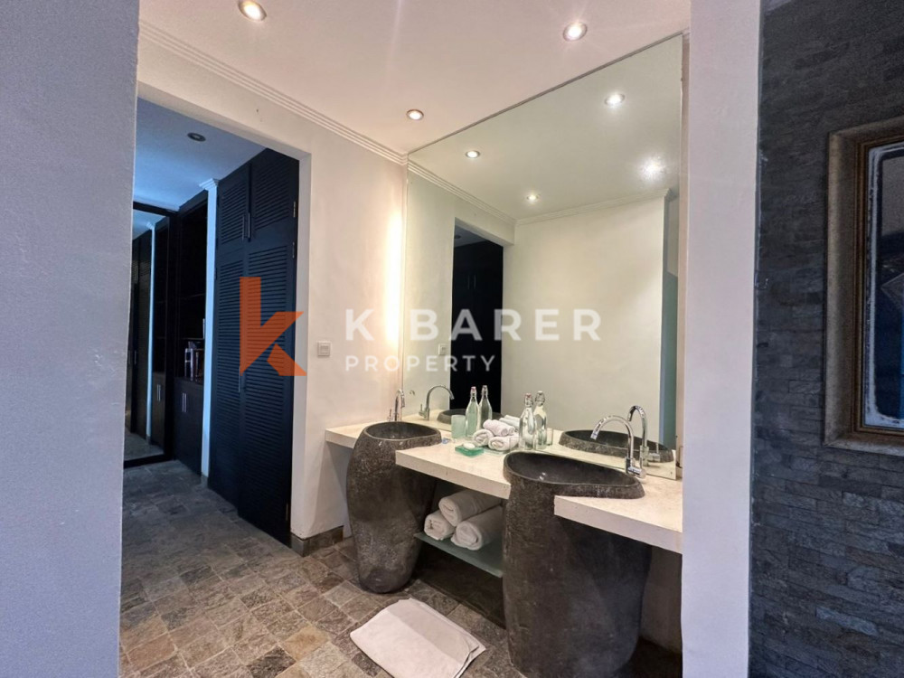 Villa de Luxe de Cinq Chambres Située au Coeur de Pererenan