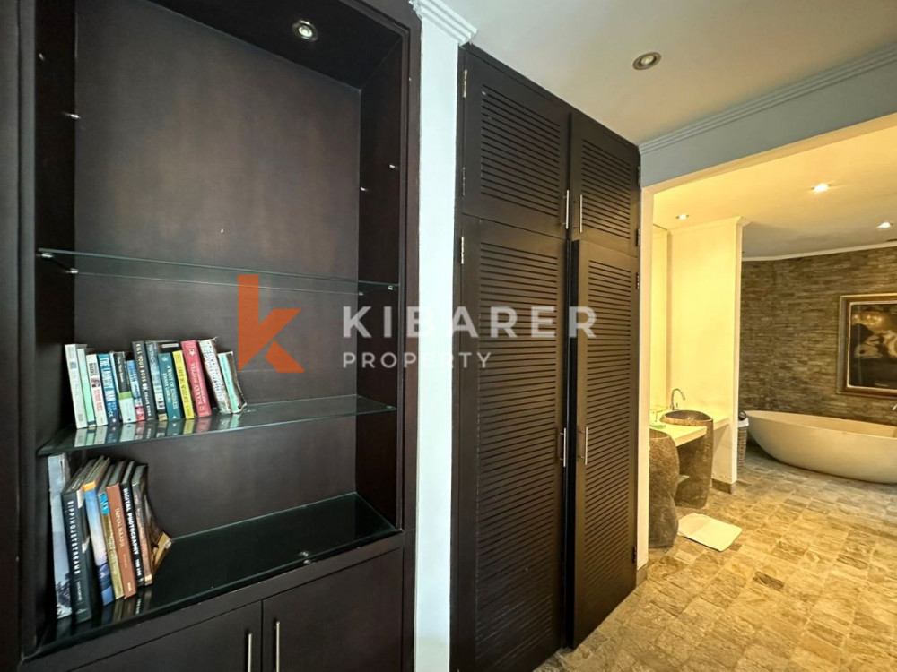 Villa de Luxe de Cinq Chambres Située au Coeur de Pererenan