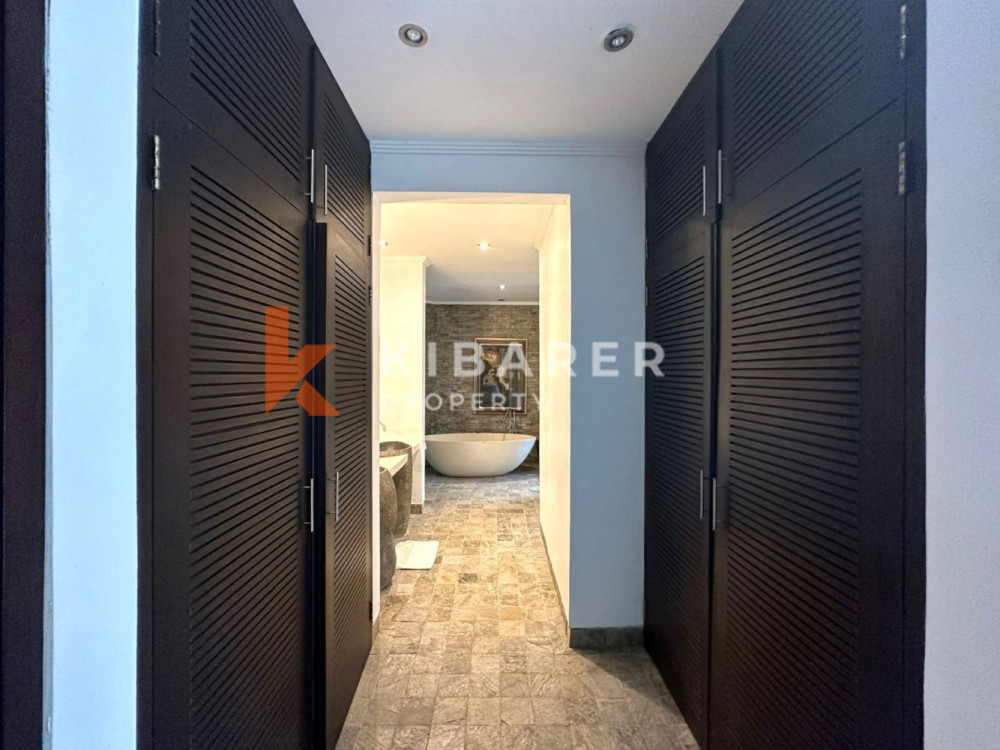 Villa de Luxe de Cinq Chambres Située au Coeur de Pererenan