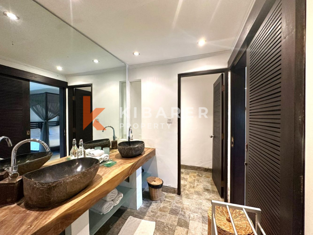 Villa de Luxe de Cinq Chambres Située au Coeur de Pererenan