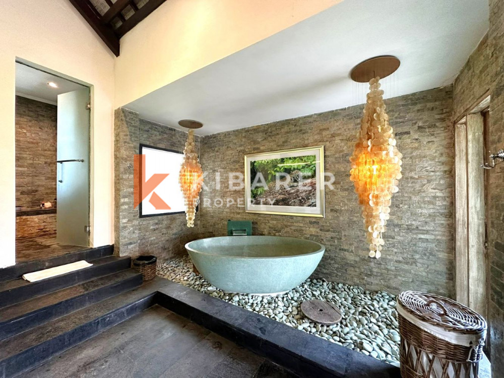 Villa de Luxe de Cinq Chambres Située au Coeur de Pererenan