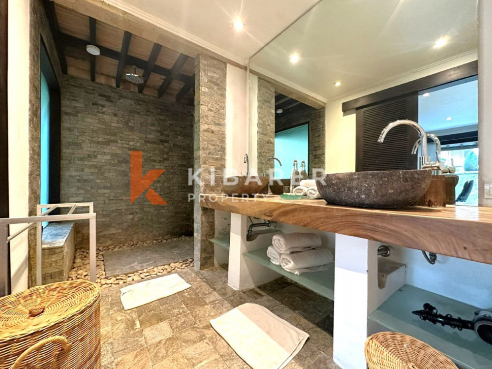 Villa de Luxe de Cinq Chambres Située au Coeur de Pererenan