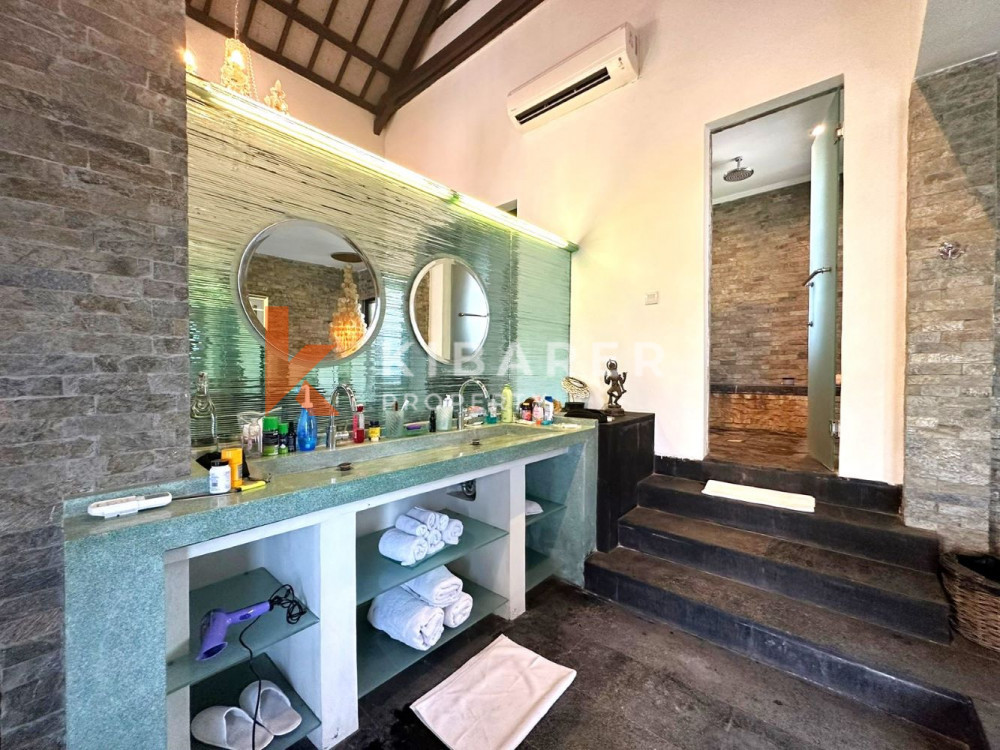 Villa de Luxe de Cinq Chambres Située au Coeur de Pererenan