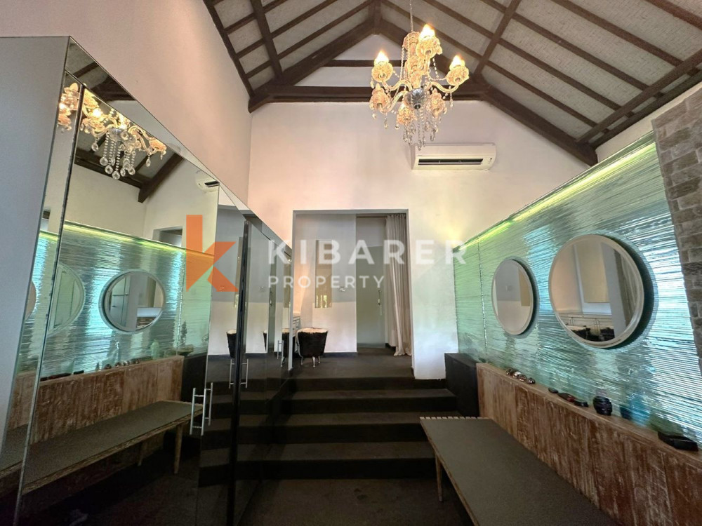 Villa de Luxe de Cinq Chambres Située au Coeur de Pererenan