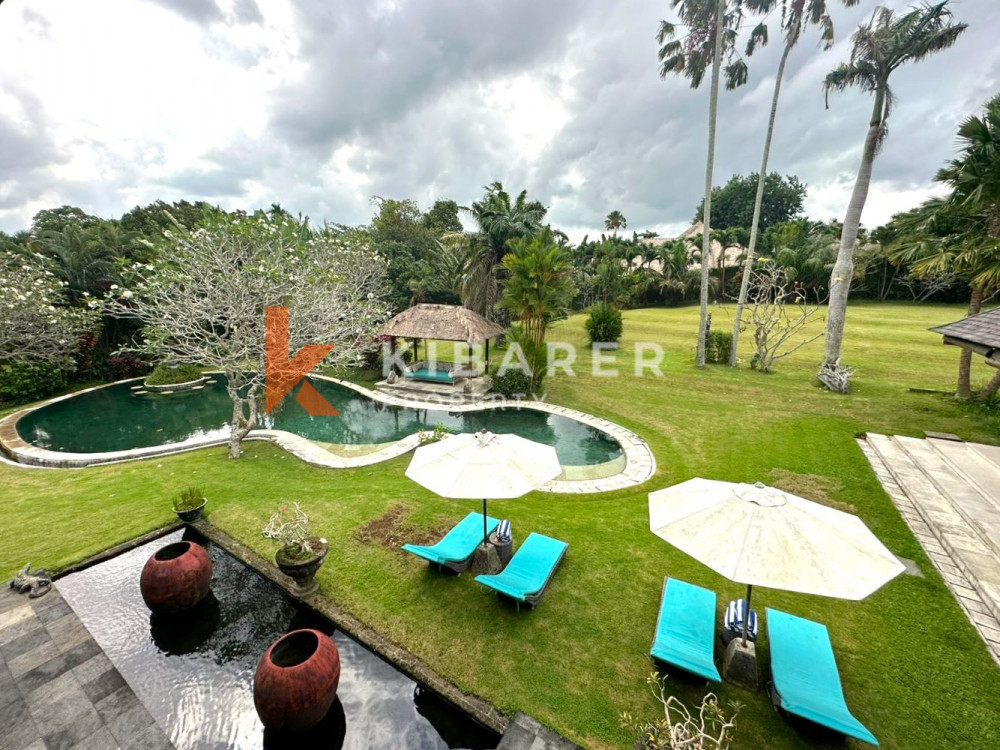 Villa de Luxe de Cinq Chambres Située au Coeur de Pererenan