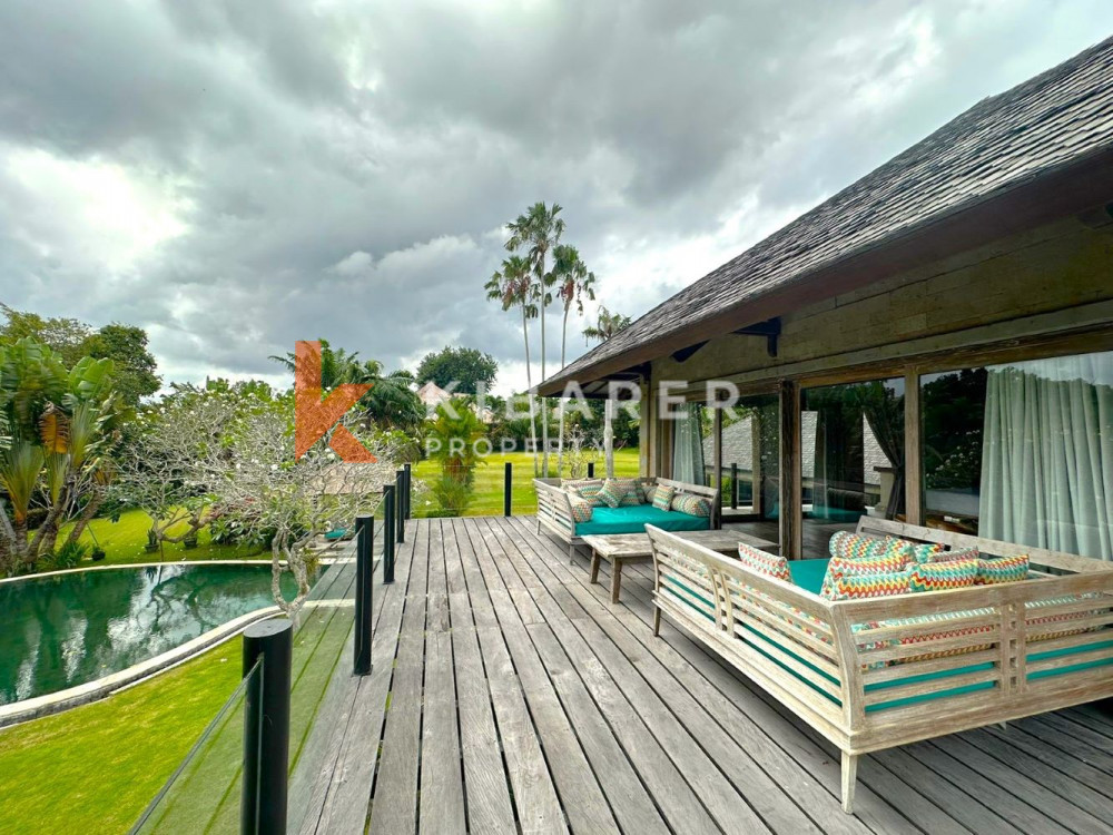 Villa de Luxe de Cinq Chambres Située au Coeur de Pererenan