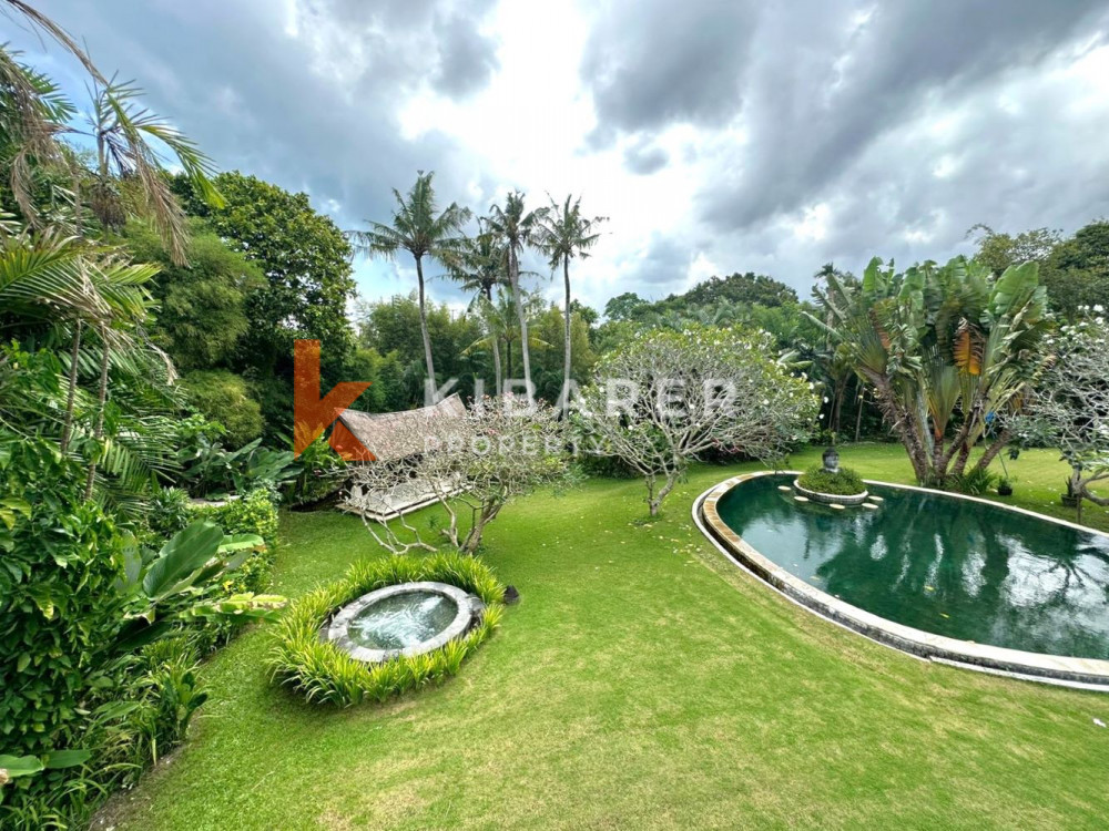 Villa de Luxe de Cinq Chambres Située au Coeur de Pererenan