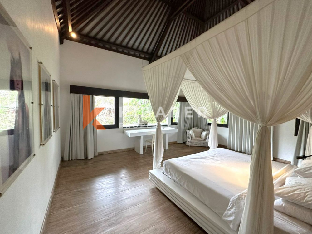 Villa de Luxe de Cinq Chambres Située au Coeur de Pererenan