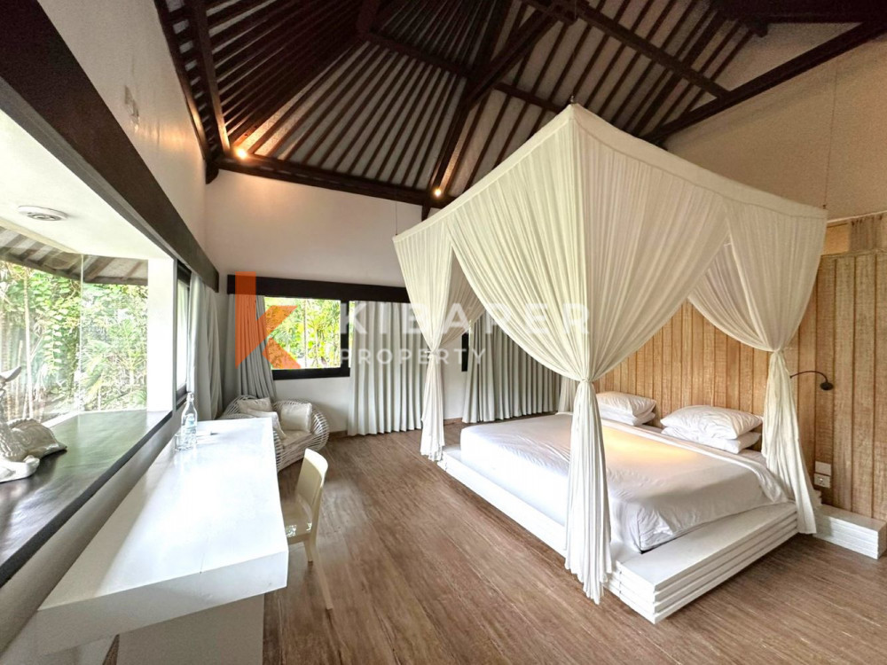 Villa de Luxe de Cinq Chambres Située au Coeur de Pererenan