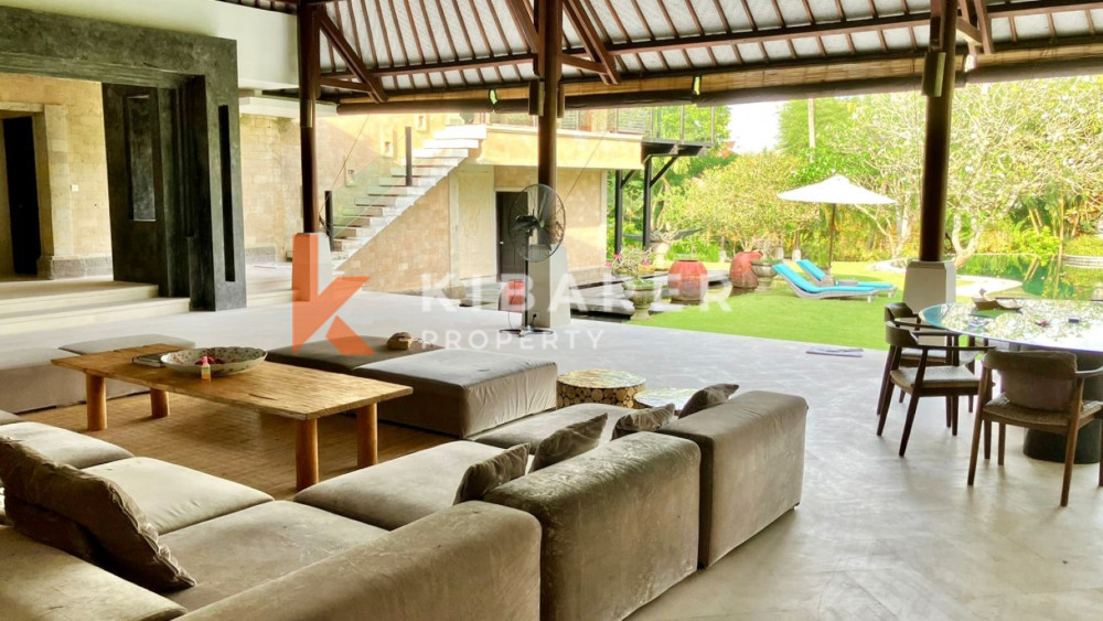 Villa de Luxe de Cinq Chambres Située au Coeur de Pererenan