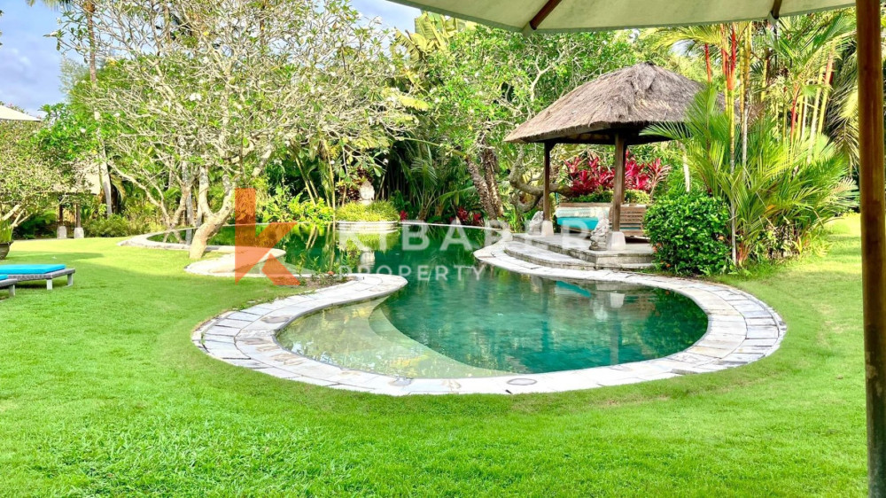 Villa de Luxe de Cinq Chambres Située au Coeur de Pererenan