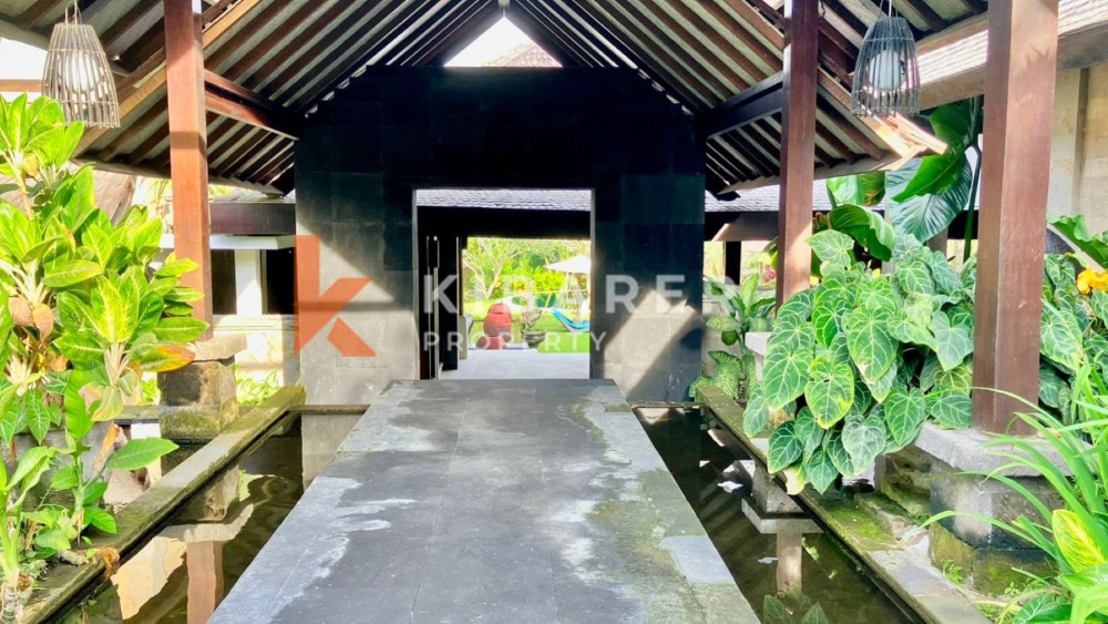 Villa de Luxe de Cinq Chambres Située au Coeur de Pererenan