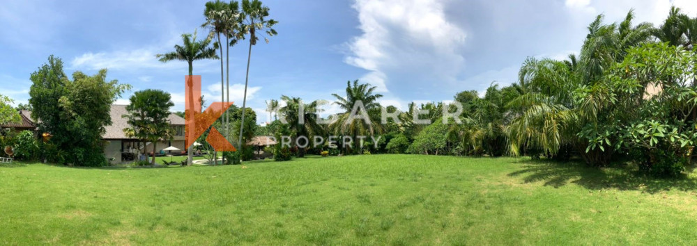 Villa de Luxe de Cinq Chambres Située au Coeur de Pererenan