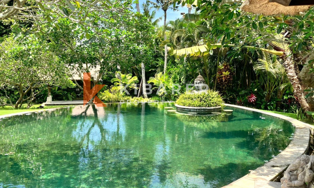 Villa de Luxe de Cinq Chambres Située au Coeur de Pererenan