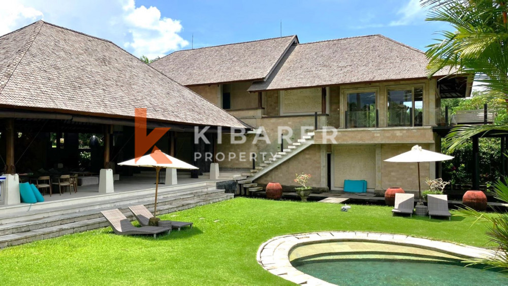 Villa de Luxe de Cinq Chambres Située au Coeur de Pererenan