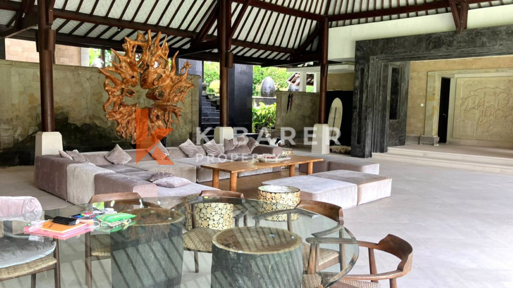 Villa de Luxe de Cinq Chambres Située au Coeur de Pererenan