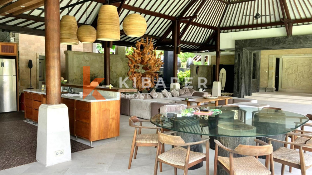 Villa de Luxe de Cinq Chambres Située au Coeur de Pererenan