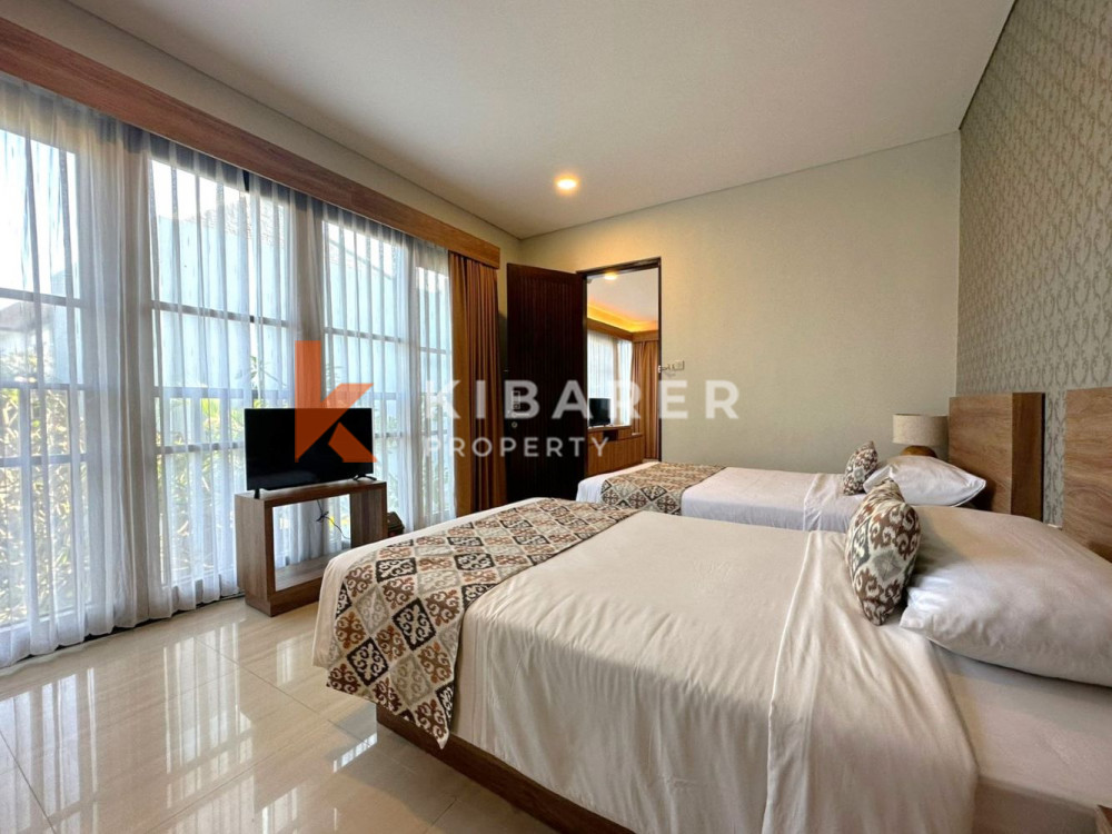 Salon ouvert confortable de trois chambres situé dans un complexe de villas à Jimbaran