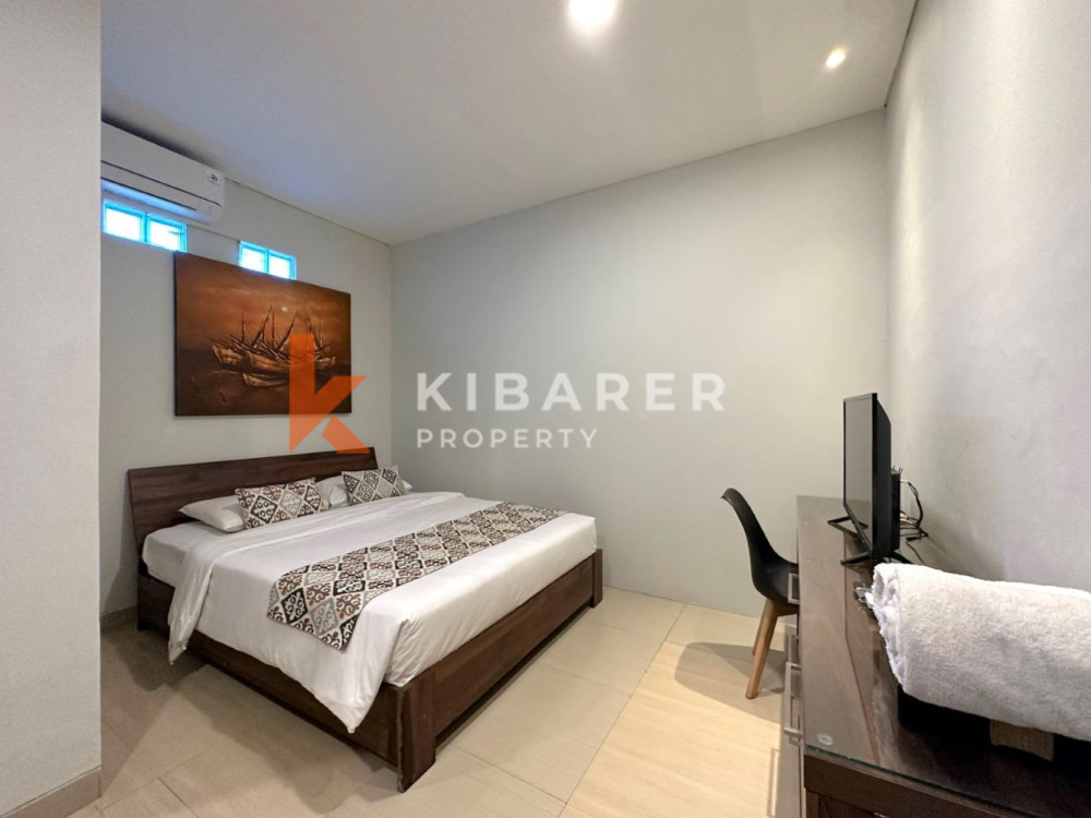 Salon ouvert confortable de trois chambres situé dans un complexe de villas à Jimbaran