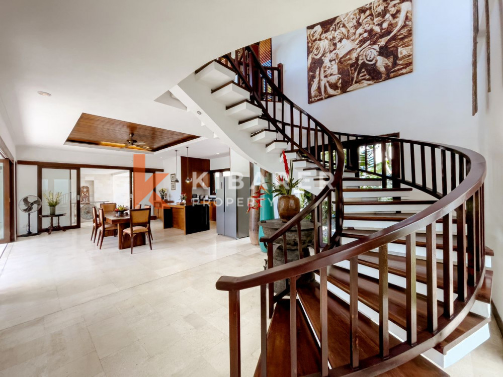 Spacious Three Bedroom Enclosed Living Villa with Overlooking Rice Field View in Canggu