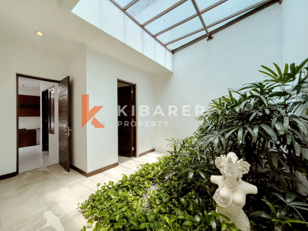 Spacious Three Bedroom Enclosed Living Villa with Overlooking Rice Field View in Canggu