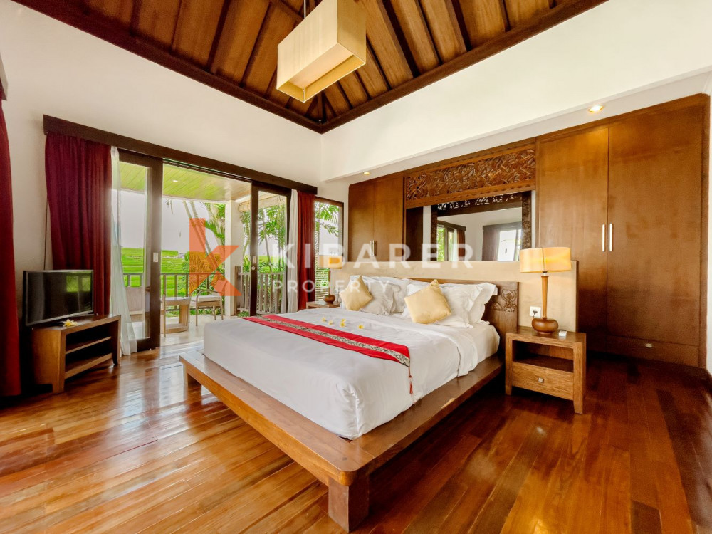 Spacious Three Bedroom Enclosed Living Villa with Overlooking Rice Field View in Canggu