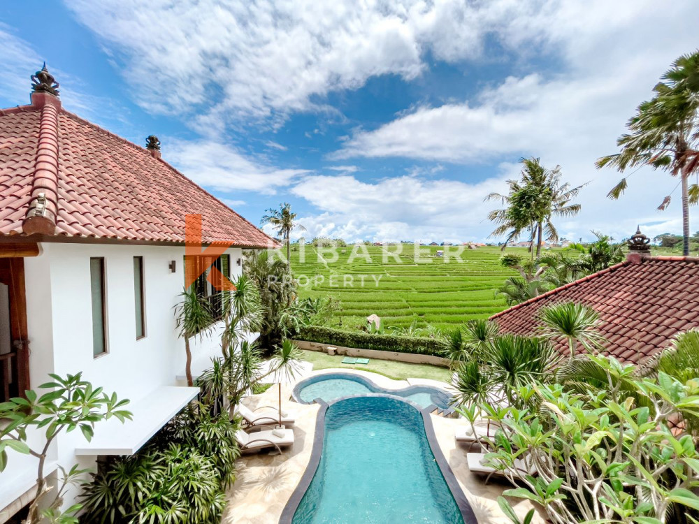 Spacieuse villa fermée de trois chambres avec vue sur les rizières à Canggu