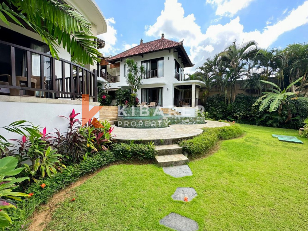 Spacieuse villa fermée de trois chambres avec vue sur les rizières à Canggu