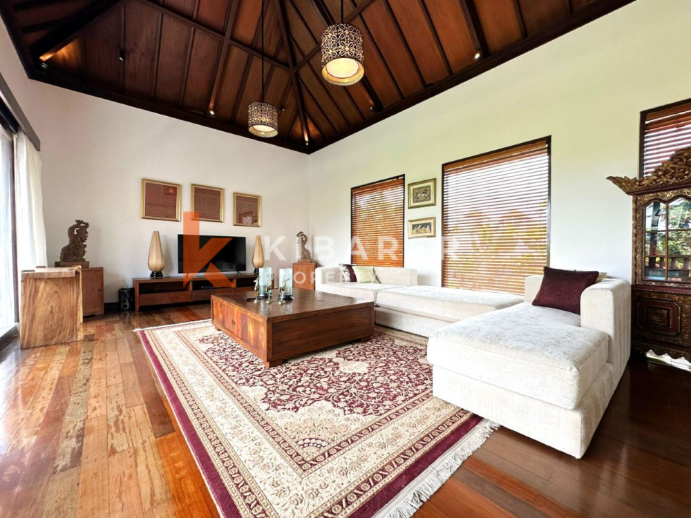 Spacious Three Bedroom Enclosed Living Villa with Overlooking Rice Field View in Canggu