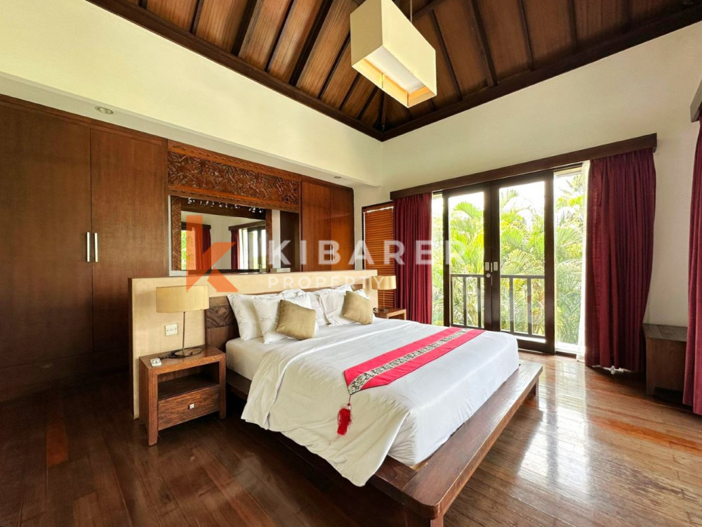 Spacious Three Bedroom Enclosed Living Villa with Overlooking Rice Field View in Canggu