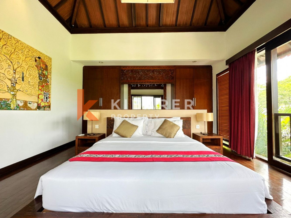 Spacious Three Bedroom Enclosed Living Villa with Overlooking Rice Field View in Canggu