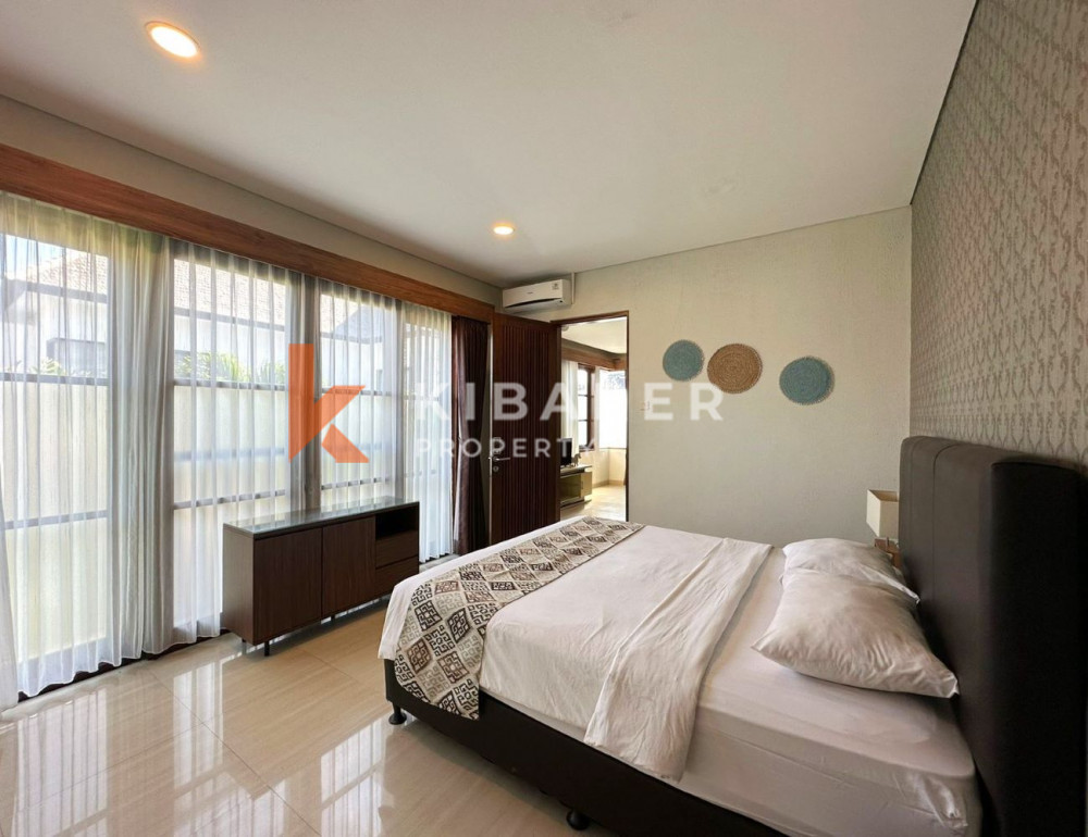 Ruang Tamu Terbuka Dua Kamar Tidur yang Indah di Kompleks Villa di Jimbaran