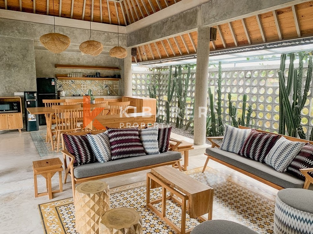 Incroyable villa ouverte de trois chambres de style tropical à Padang Linjong-Canggu