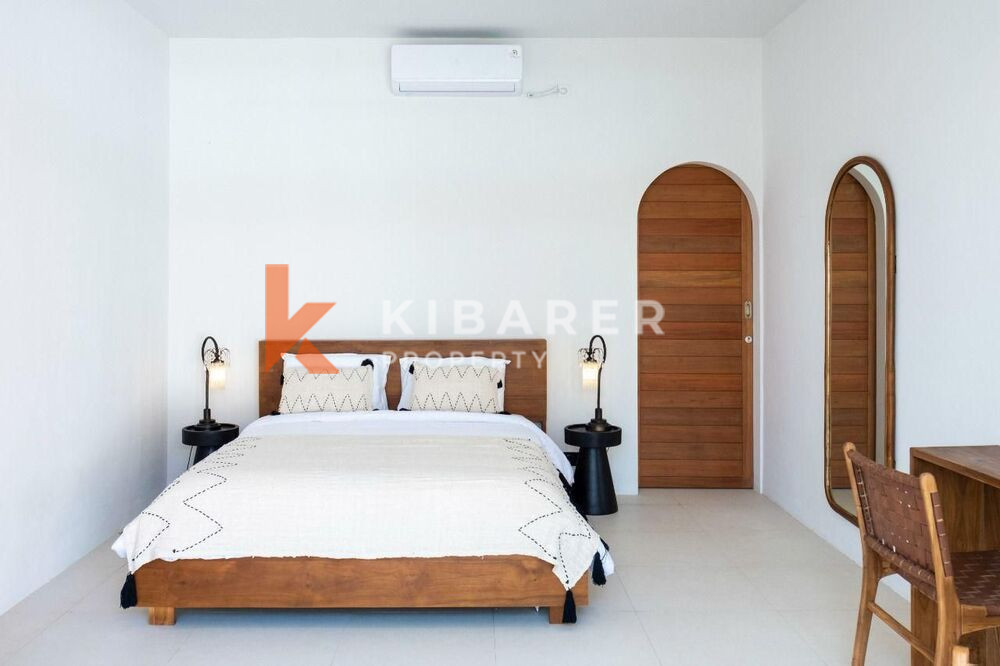Vila Ruang Tamu Tertutup Minimalis Tiga Kamar Tidur Modern Terletak di Umalas