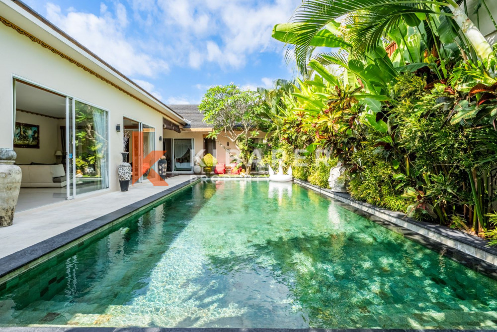 Superbe salon fermé de trois chambres dans un complexe de villas situé à Seminyak