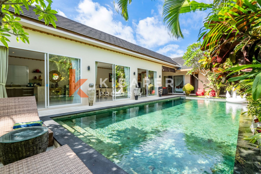 Superbe salon fermé de trois chambres dans un complexe de villas situé à Seminyak