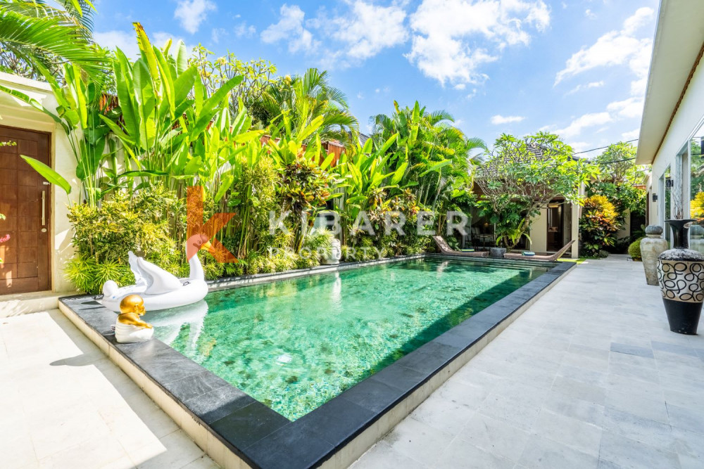 Superbe salon fermé de trois chambres dans un complexe de villas situé à Seminyak