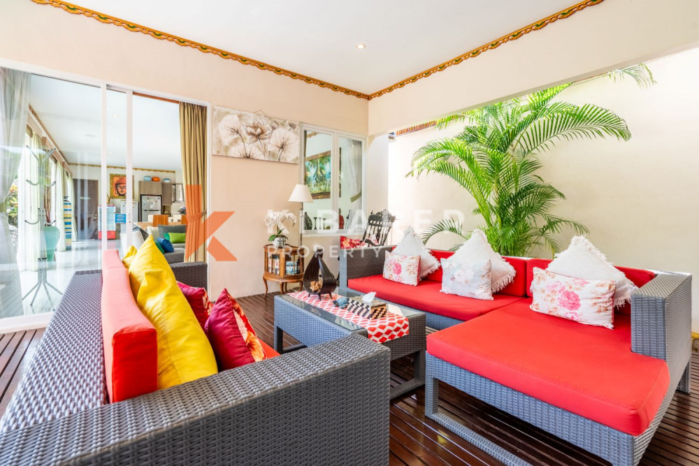 Superbe salon fermé de trois chambres dans un complexe de villas situé à Seminyak