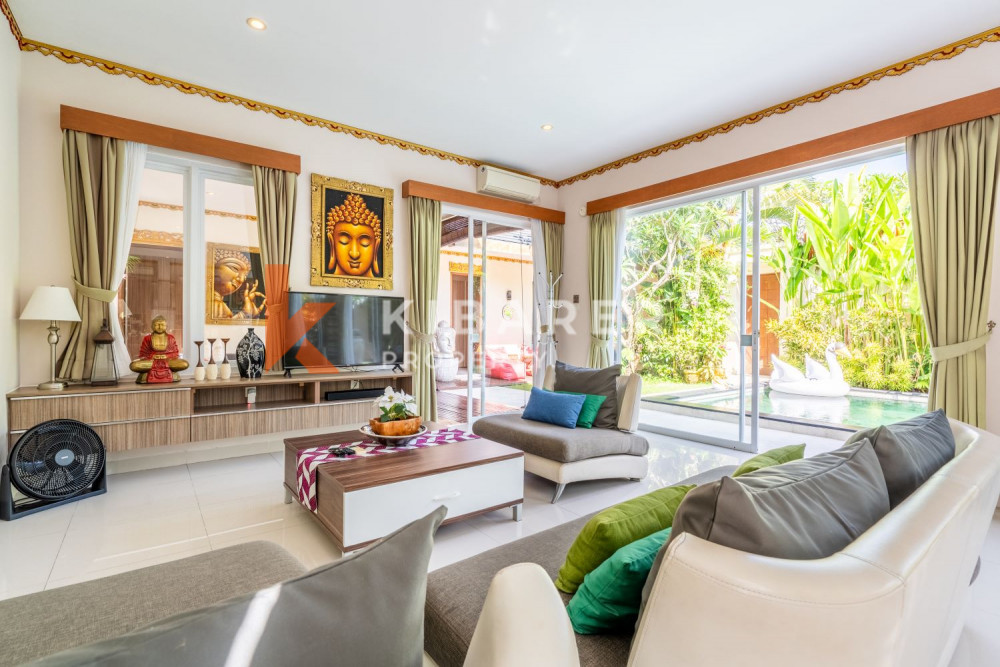 Superbe salon fermé de trois chambres dans un complexe de villas situé à Seminyak