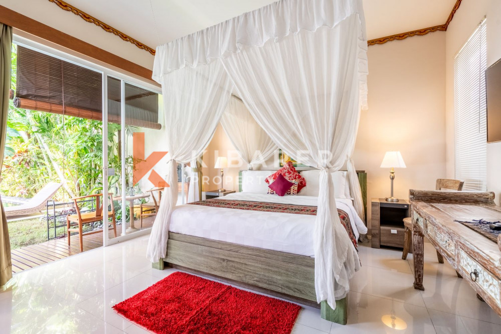 Superbe salon fermé de trois chambres dans un complexe de villas situé à Seminyak